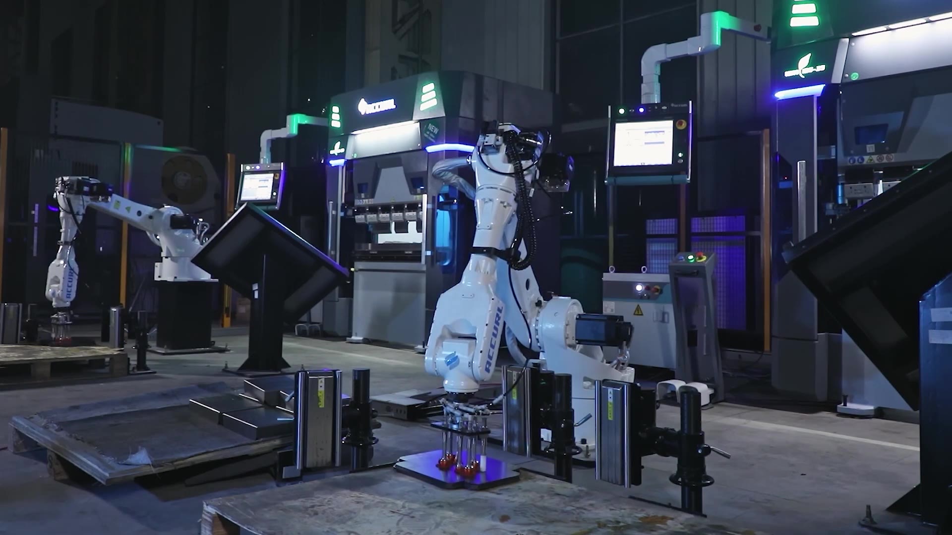 An ACCURL robot loading a press brake in the factory hall