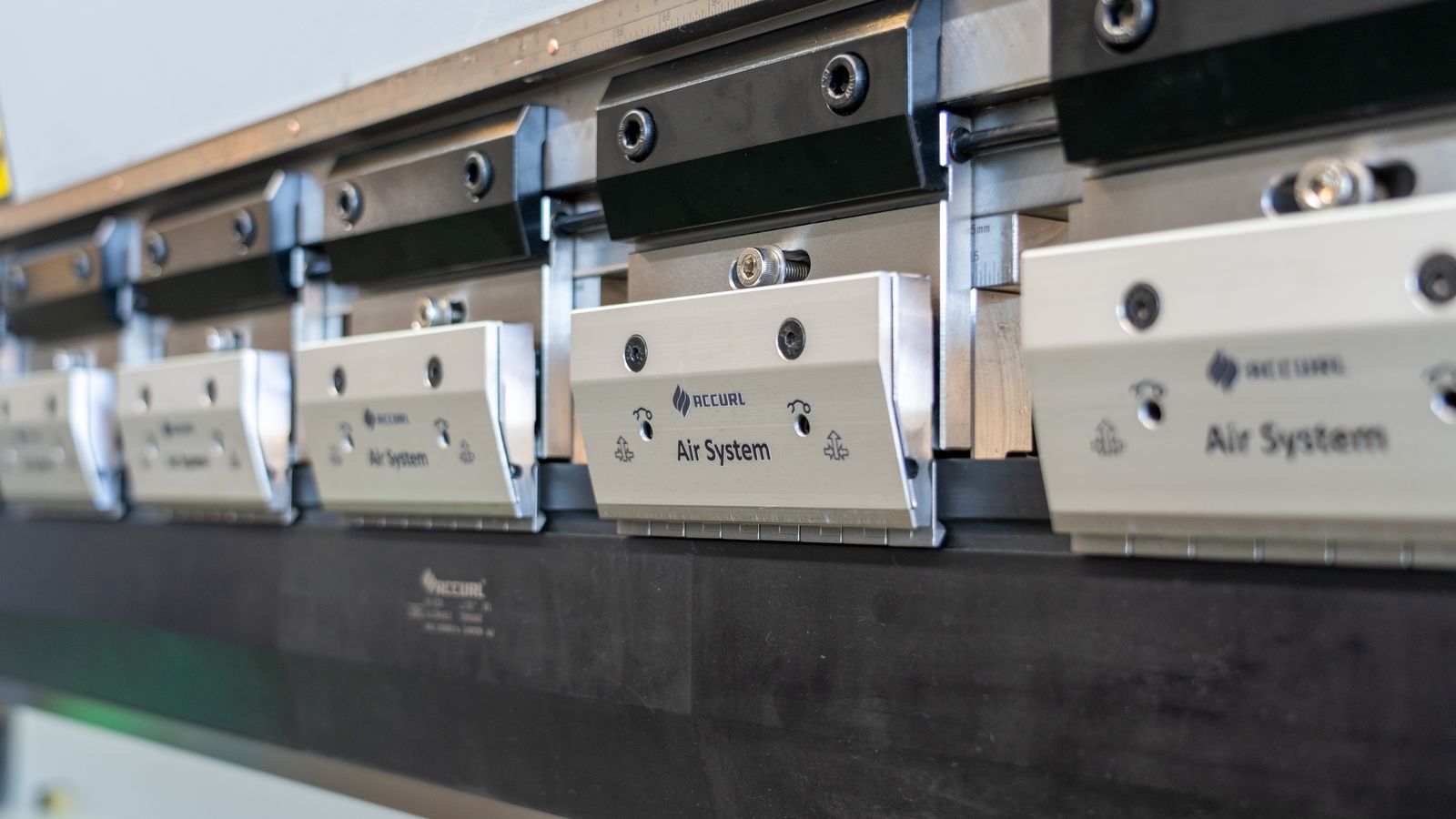 ACCURL Air System tool clamping fitted along the beam of a Genius PLUS X