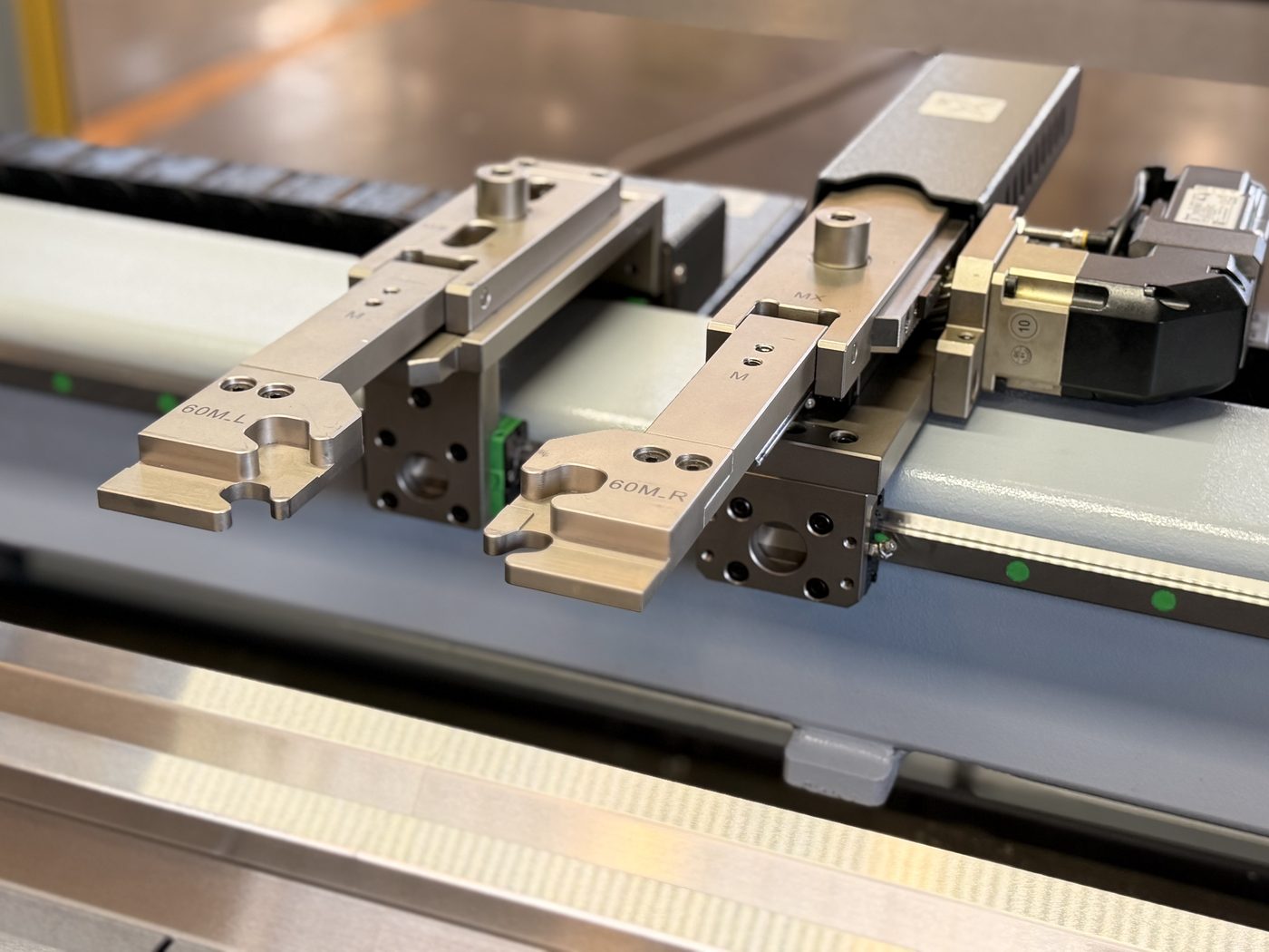 The BGA back gauge of a Genius PLUS B32175X, twin stops running on linear guides